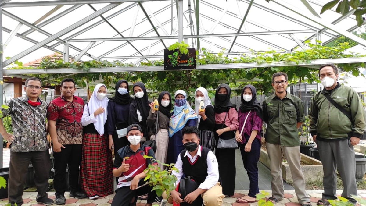 tim kewirausahaan SMAIT BBS didampingi pembina dan guru.