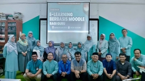 SMA IT BBS  - PELATIHAN DAN PENGEMBANGAN APLIKASI BERBASIS MOODLE BAGI GURU